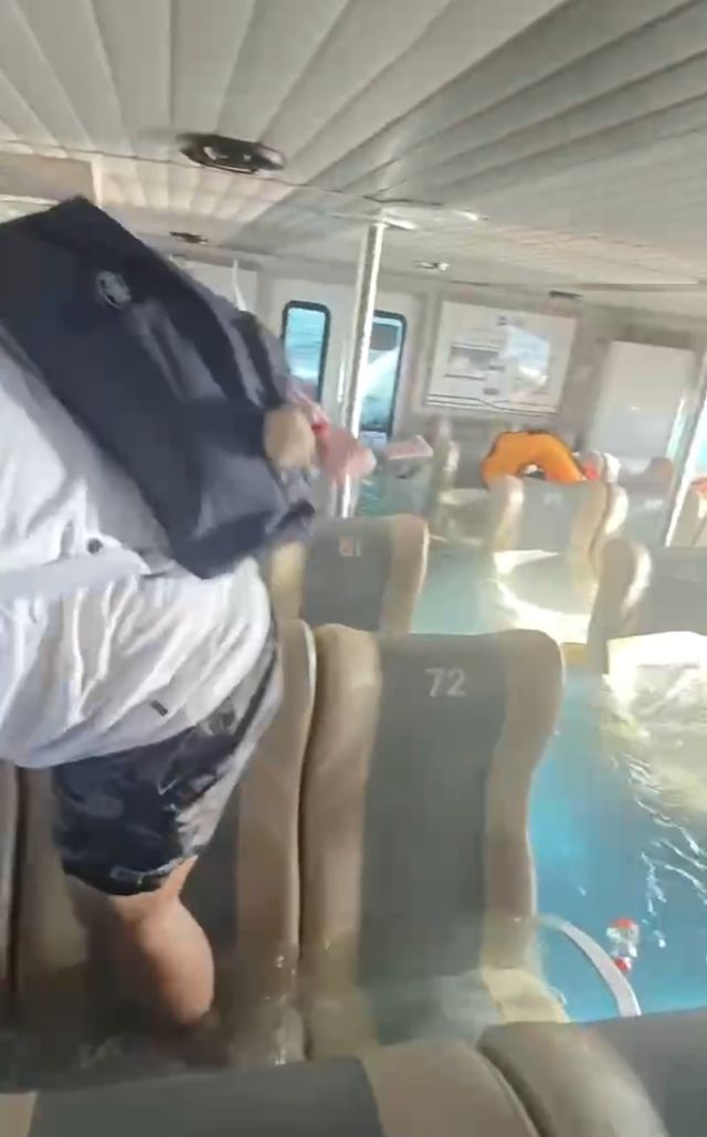 突然倾覆！中国游客讲述砸窗逃生惊险一幕凯时尊龙人生就是博印尼一载94人快艇(图3)